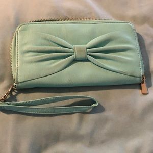 Bow wristlet